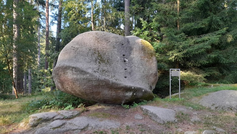Wackelstein im Schremser Wald: Bringen Sie unser Naturdenkmal zum Wackeln?, © Ferienhaus Leopold