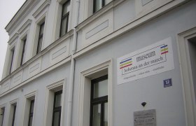 Fassade des Museums Hohenau an der March mit Schild und Gedenktafel.