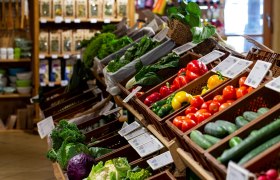 Regale mit frischem Gem&uuml;se in einem Bioladen.