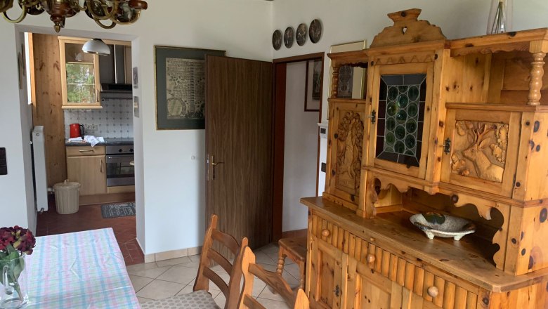 Rustikaler Innenraum mit Holzm&ouml;beln und Esstisch.