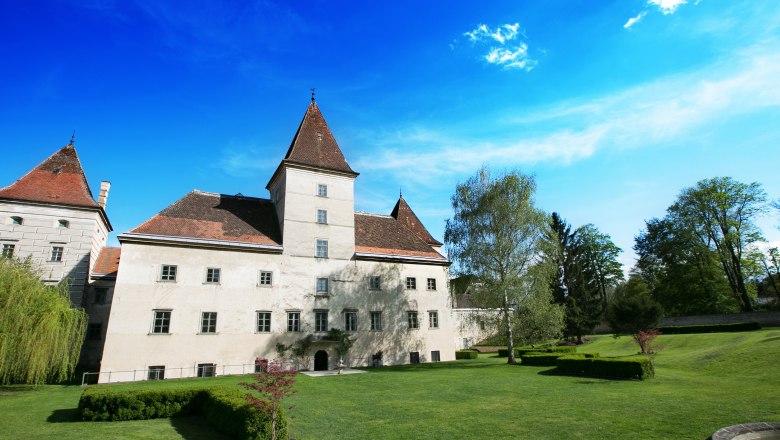 Schloss Walpersdorf mit Garten und blauem Himmel.