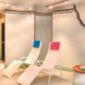 Wellnessbereich mit zwei Liegest&uuml;hlen und Sauna.