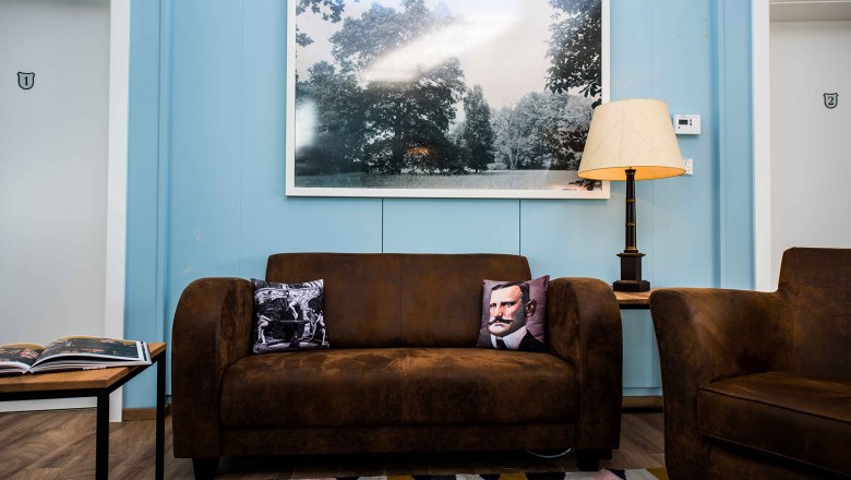 gem&uuml;tliches Sofa und Fauteuil, &copy; Nik Pichler