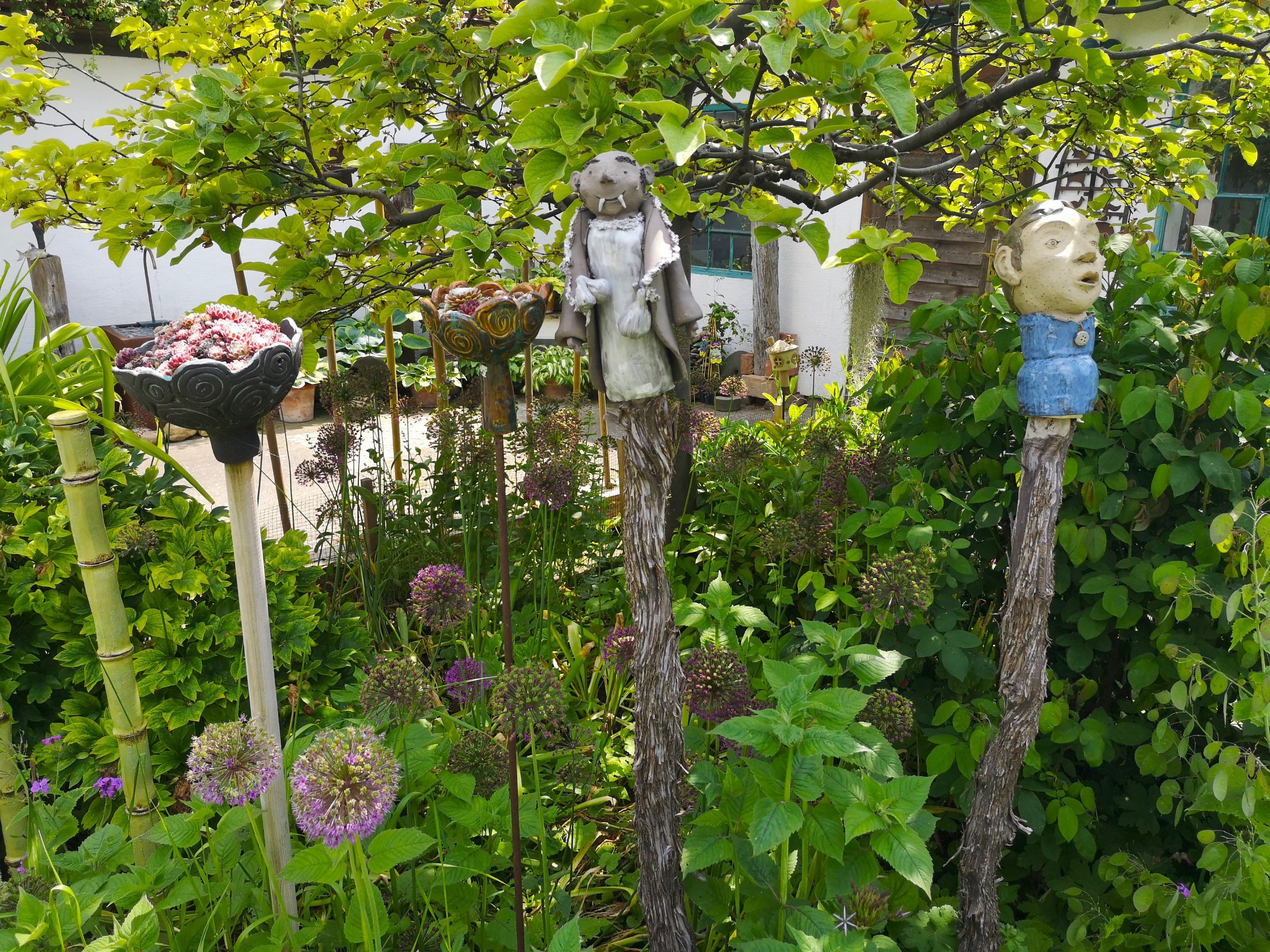 Garten mit Skulpturen und Pflanzen