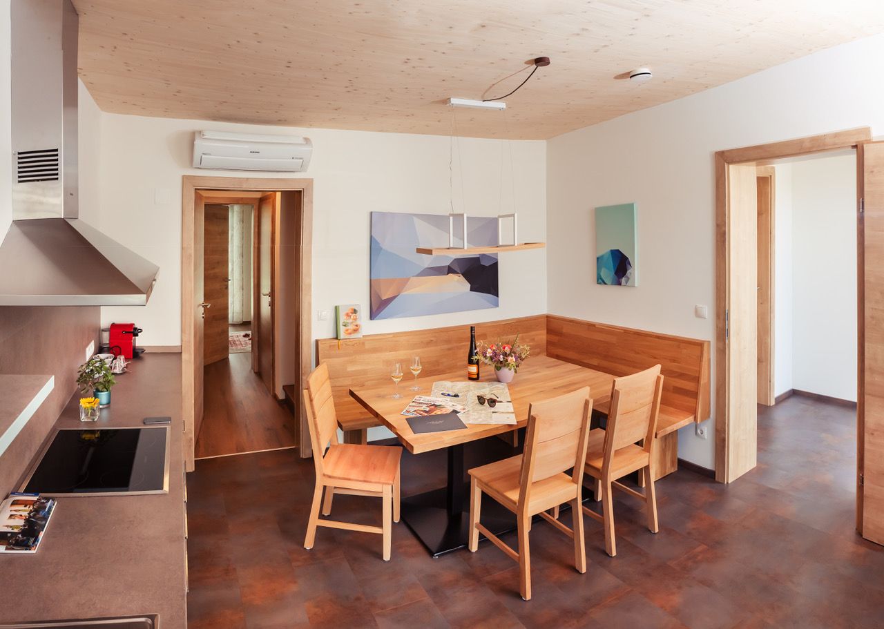 Moderner Essbereich im Chalet mit Holzmöbeln und Kunst an den Wänden.