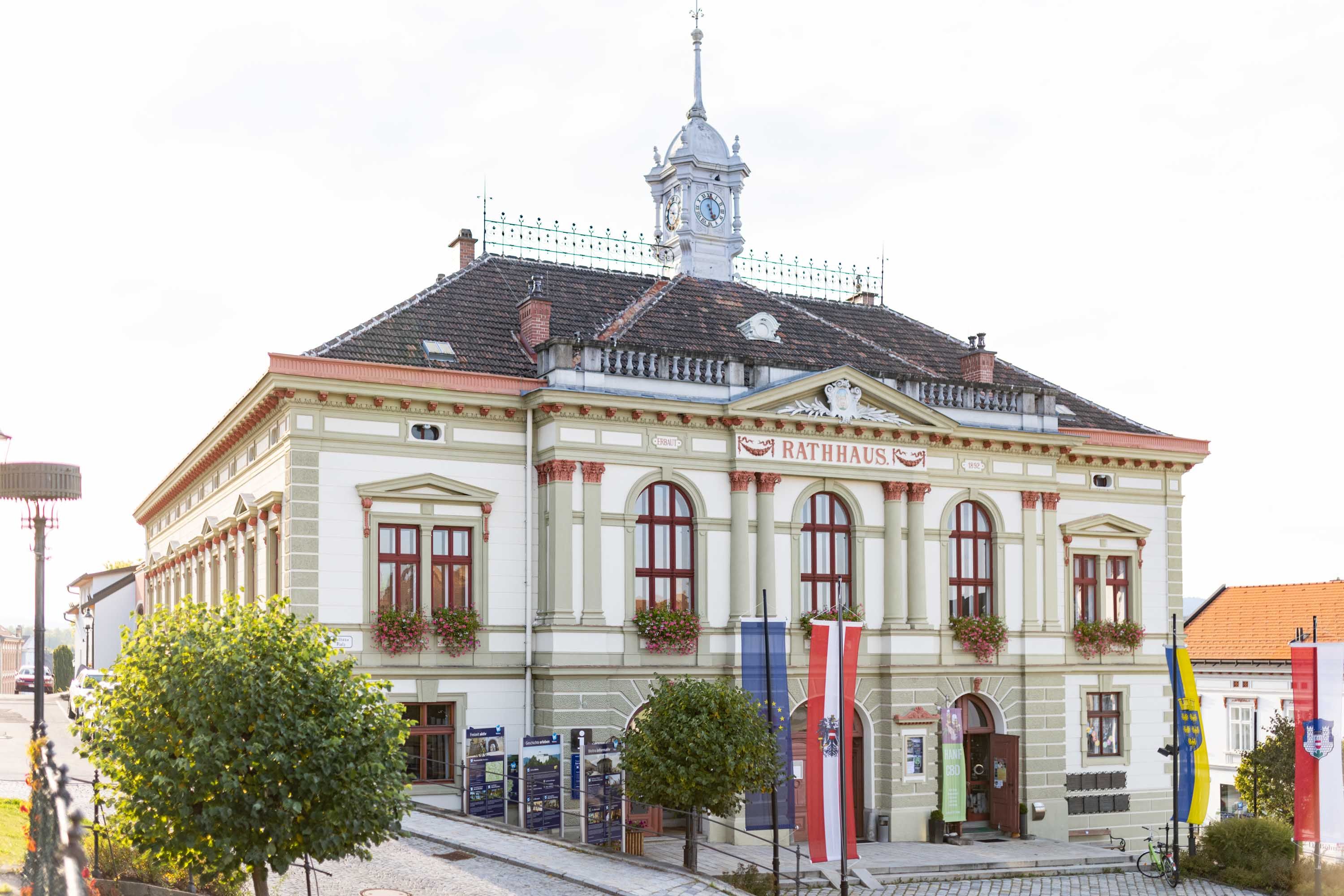 Historisches Rathaus in Weitra mit Uhrturm und Fahnen.