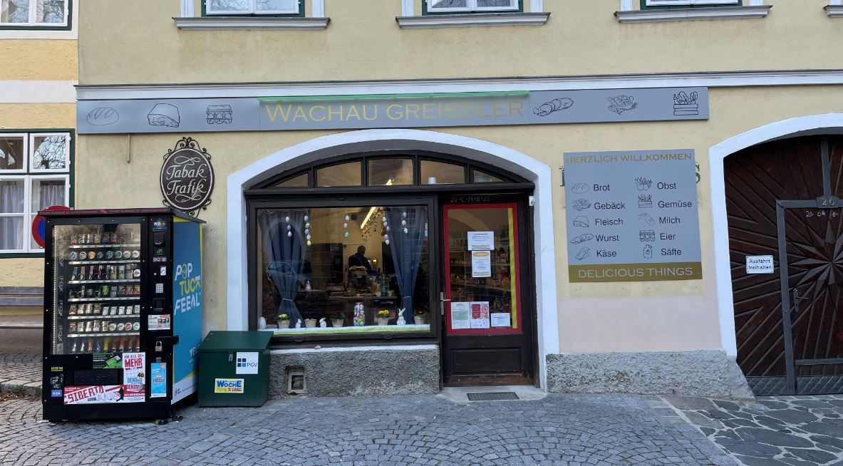 Geschäftseingang mit einem Getränkeautomaten davor