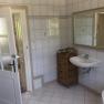 Gro&szlig;z&uuml;giges Badezimmer in der ehemaligen Bahnw&auml;rterwohnung, &copy; M. Schorn