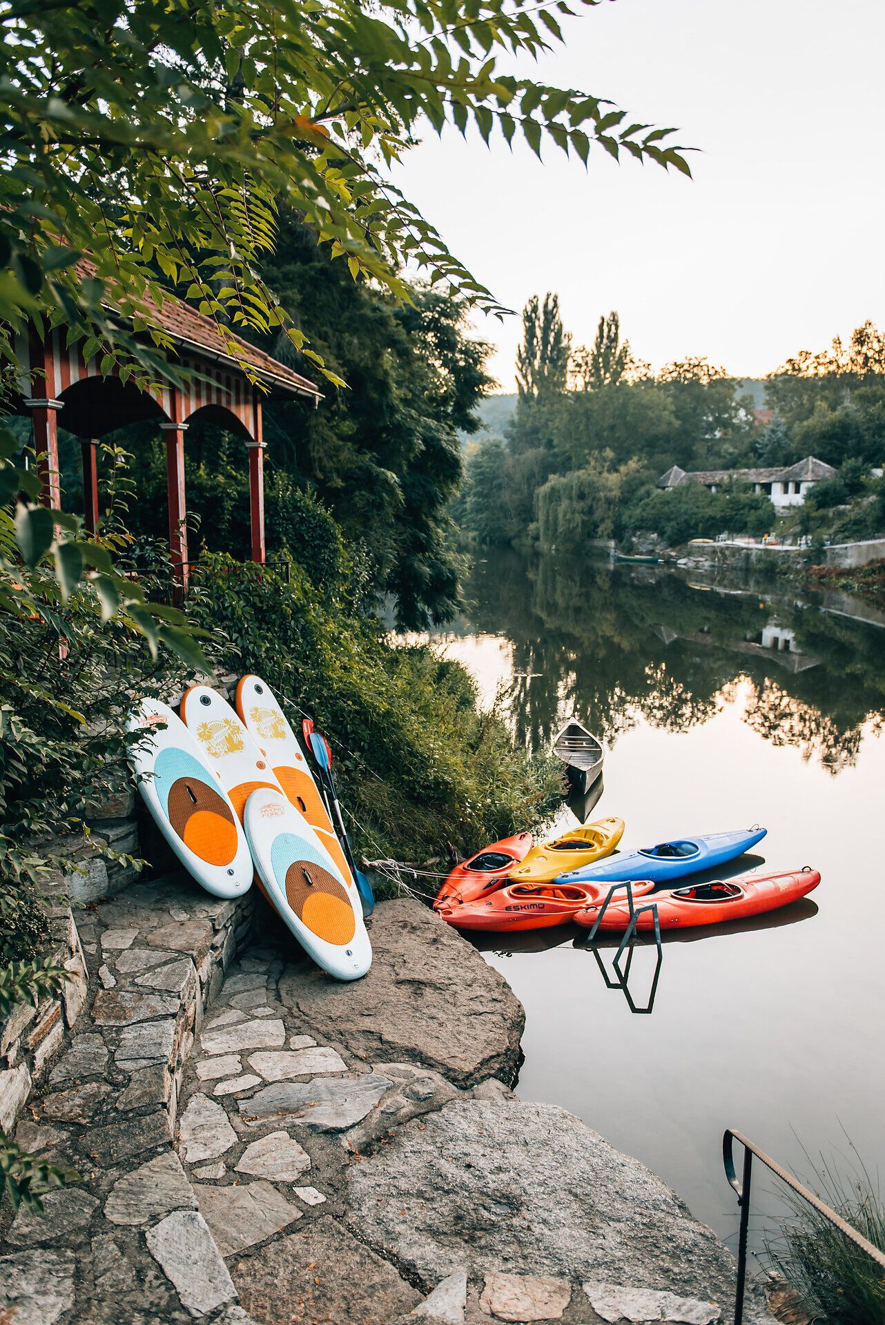 Ruhiges Ufer am Kamp im Kamptal mit bereitliegenden Kanus und SUP-Boards beim Strandbad Plank