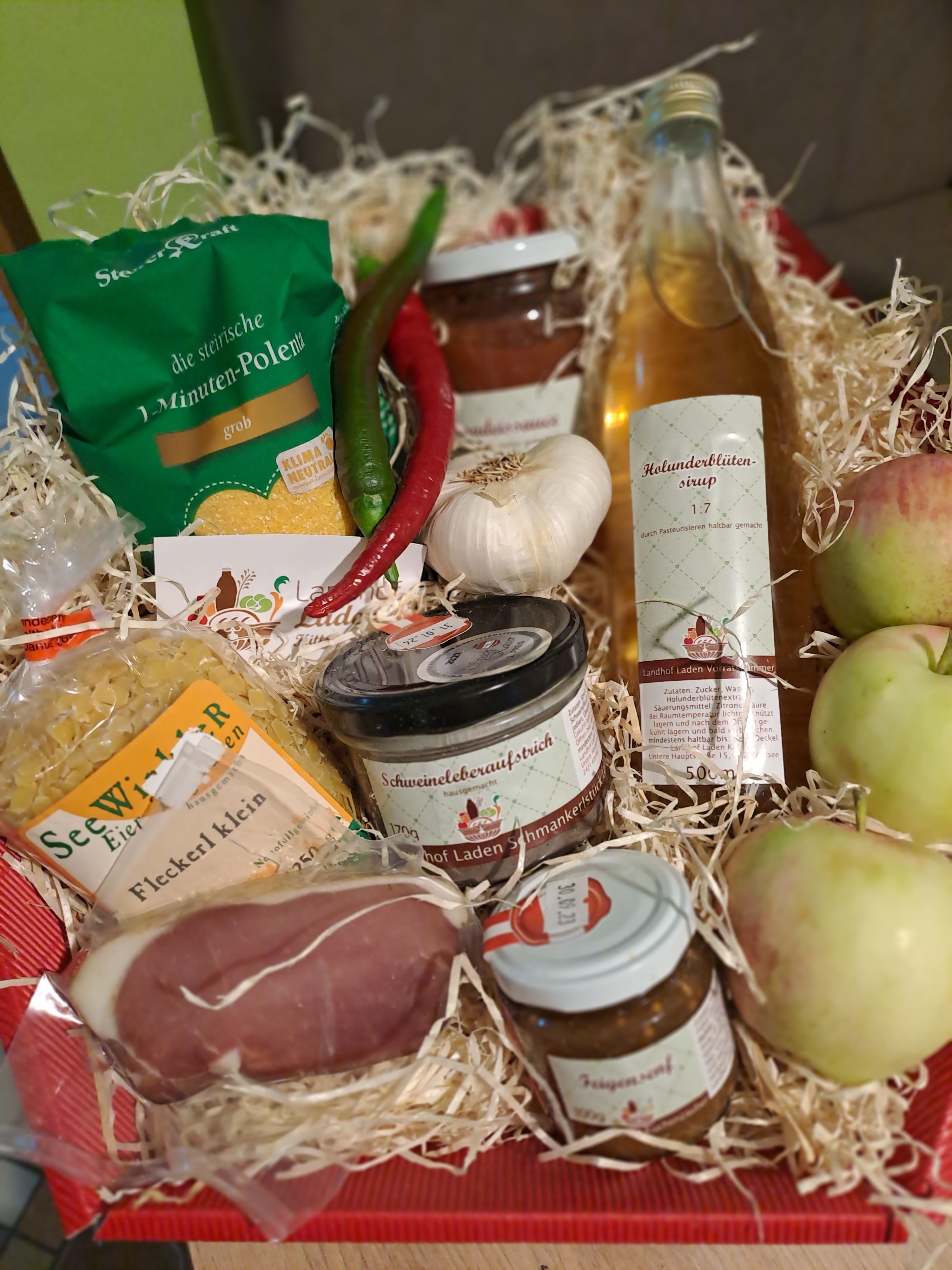 Landhof Laden Kittsee, Korb mit Produkten