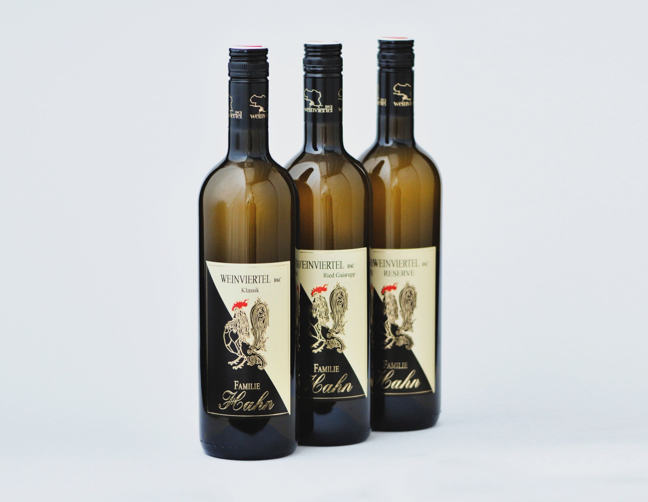 Drei Weinflaschen vom Weingut Hahn auf weißem Hintergrund.
