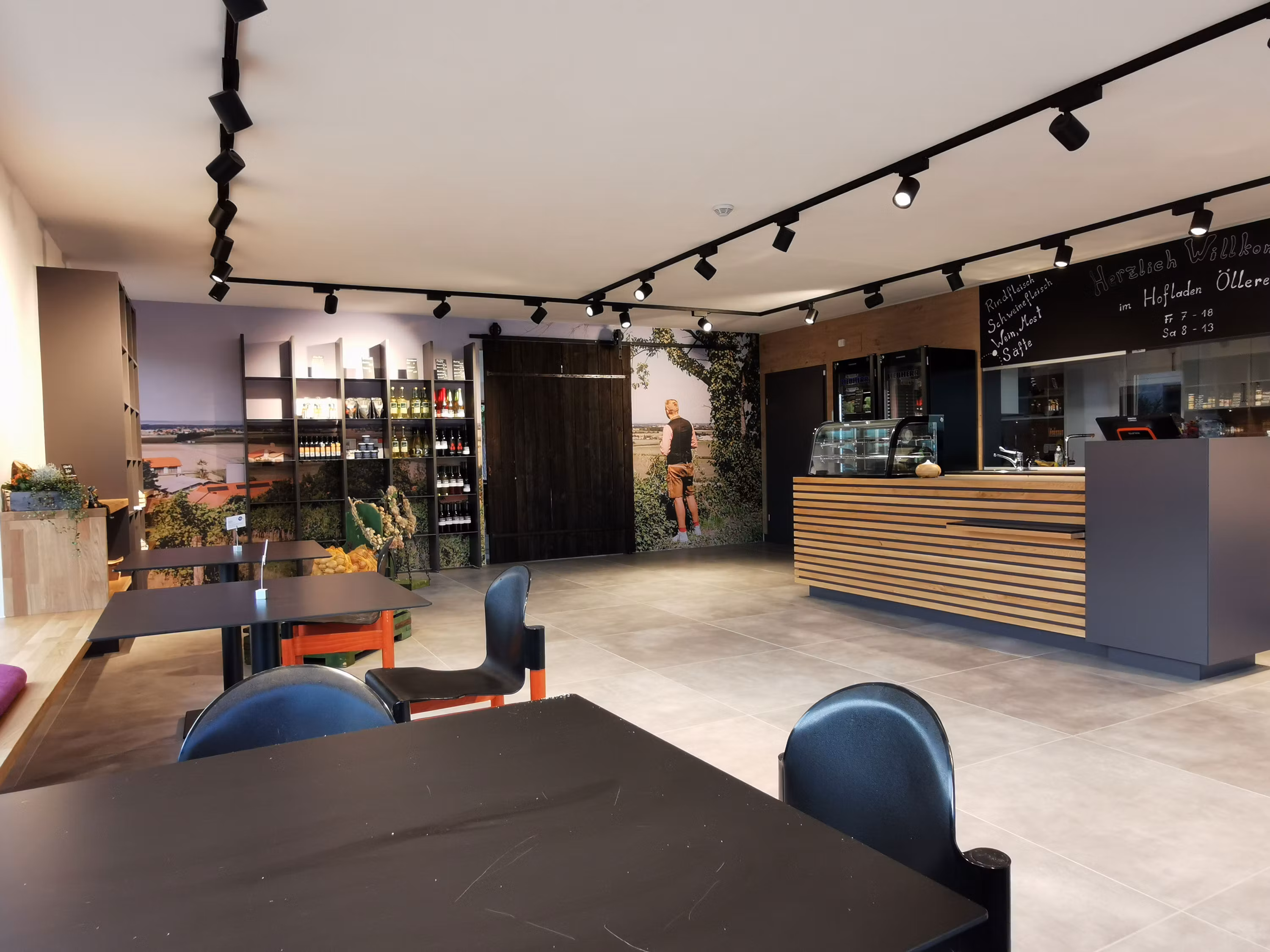 Eingangsbereich mit Stühlen und einem Empfang aus Holz.