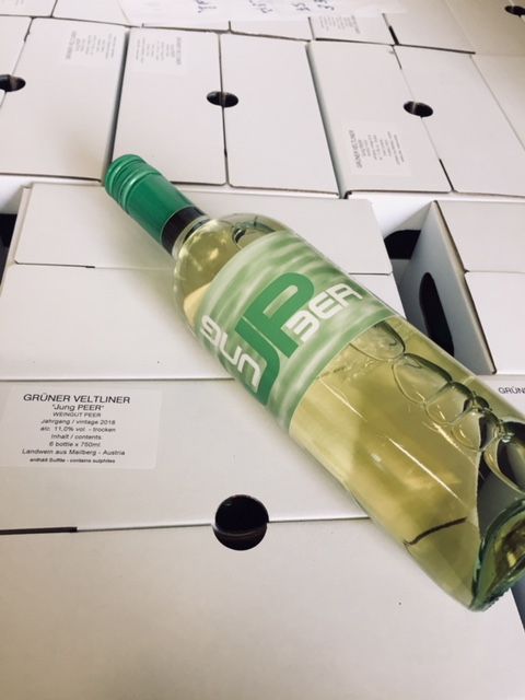 Weinflasche Grüner Veltliner auf Kartons.