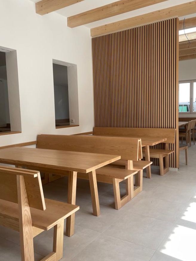 Innenansicht eines Heurigen mit Holzmöbeln und modernen Elementen.