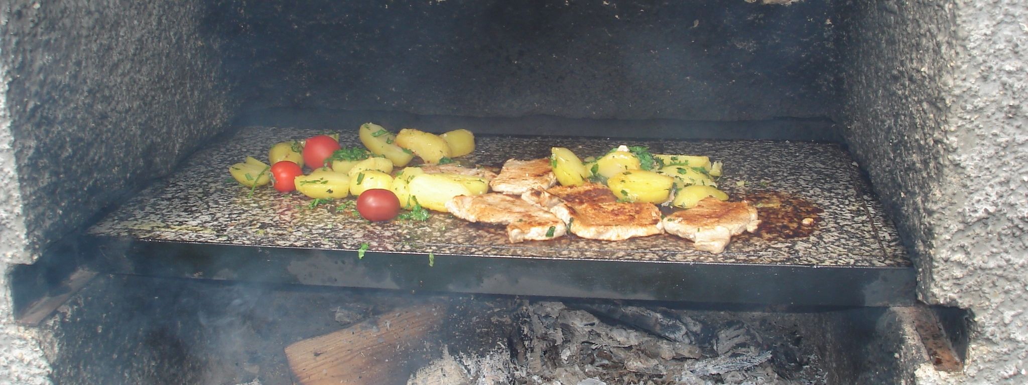 grillplatz-mit-naturstein-im-garten