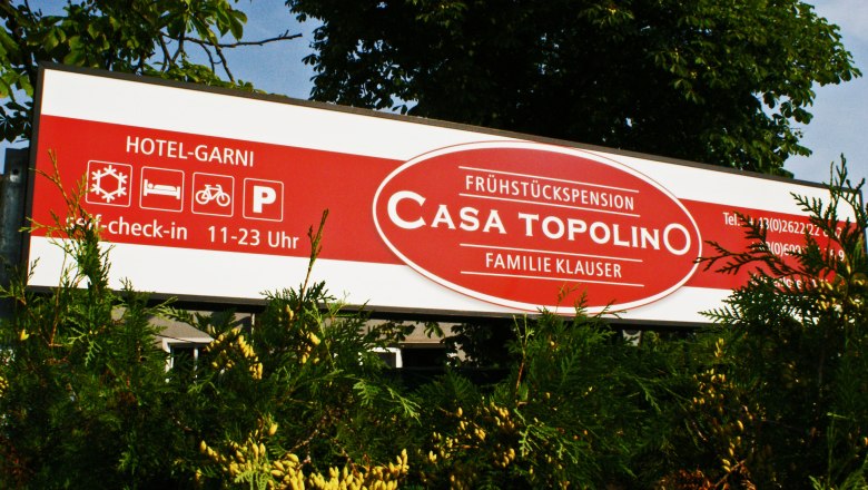 Casa Topolino, © Wiener Alpen/Katrin Zeleny Schild der Frühstückspension Casa Topolino mit Kontaktinformationen und Öffnungszeiten.