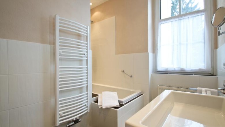 Lichtdurchflutete Badezimmer im Living-Style-Design, &copy; Mag. Marc Droll