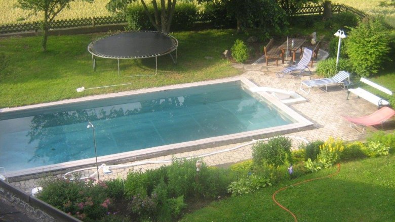 Pool, © Uferer Garten mit Pool, Trampolin und Liegestühlen.