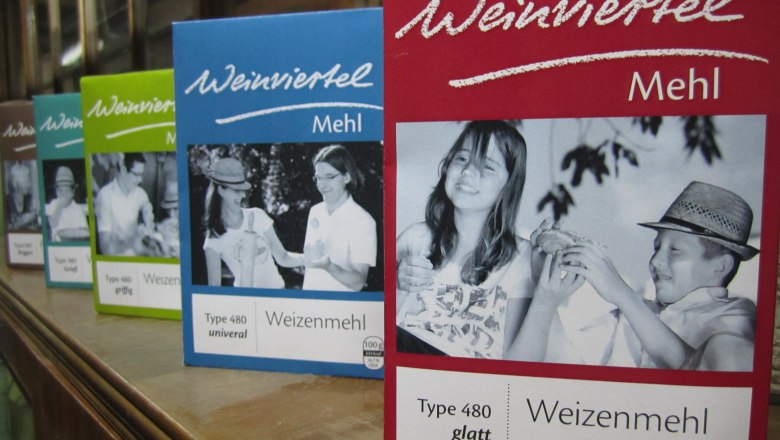 Verschiedene Packungen Weinviertel Mehl auf einem Regal.
