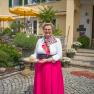 Wirtin Maria-Luise vor dem Schlossgasthof