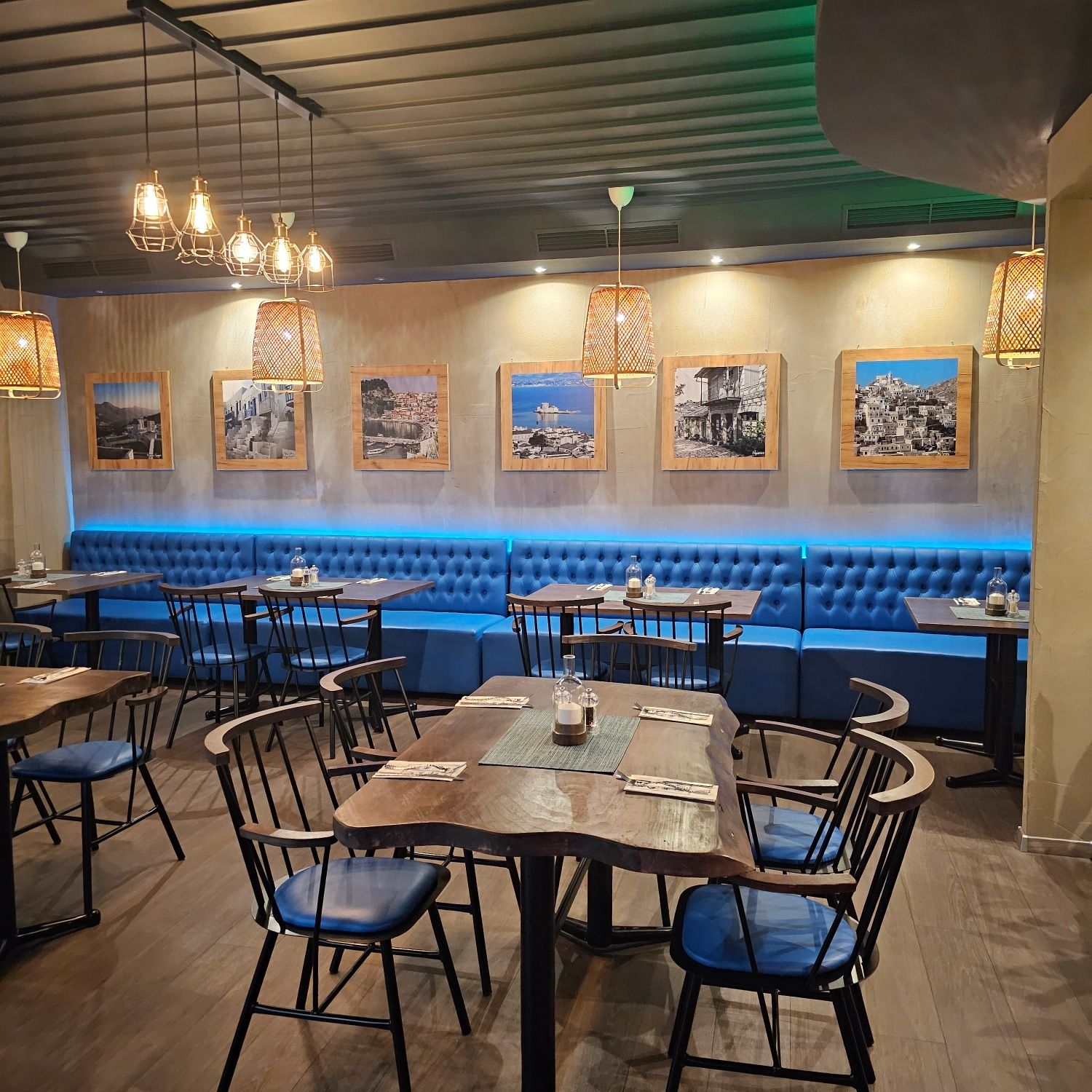 Lokal innen blaue Sessel und gedeckte Tische