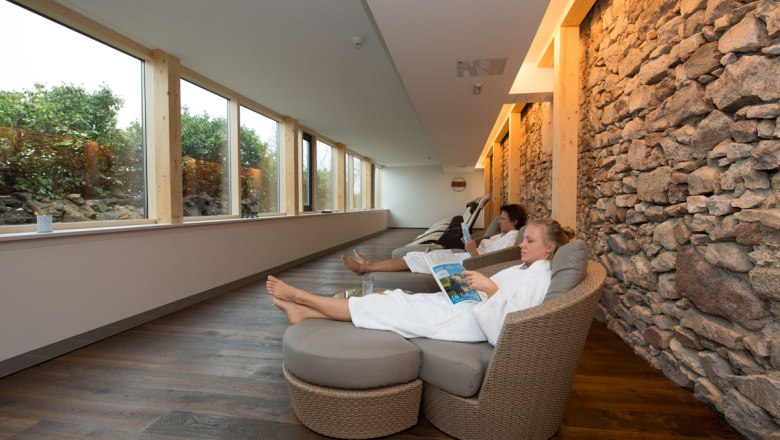 Ruheraum inmitten der 700 Jahre alten Burgmauern, &copy; Rudolf Schmied