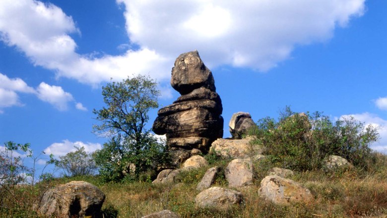 Felsformation Kogelstein unter blauem Himmel mit Wolken.
