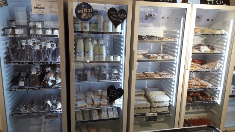 K&uuml;hlprodukte im Hofladen, &copy; Auer Milchhof