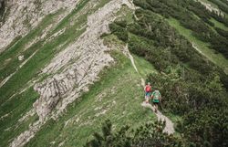 Die sanften Hügel und die beeindruckenden Felsen laden zu einem unvergesslichen Abenteuer in der Natur ein. Während die frische Bergluft die Sinne belebt, genießen die Wanderer die atemberaubenden Ausblicke auf die umliegende Landschaft. Hier, wo die Ruhe der Berge auf die Freude am Trailrunning trifft, wird jeder Schritt zu einem Erlebnis.