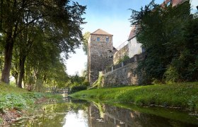 Stadtmauer von Zwettl mit Turm und Wassergraben.