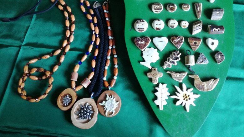 Dirndlschmuck und Hirschhornkn&ouml;pfe, &copy; Groiss