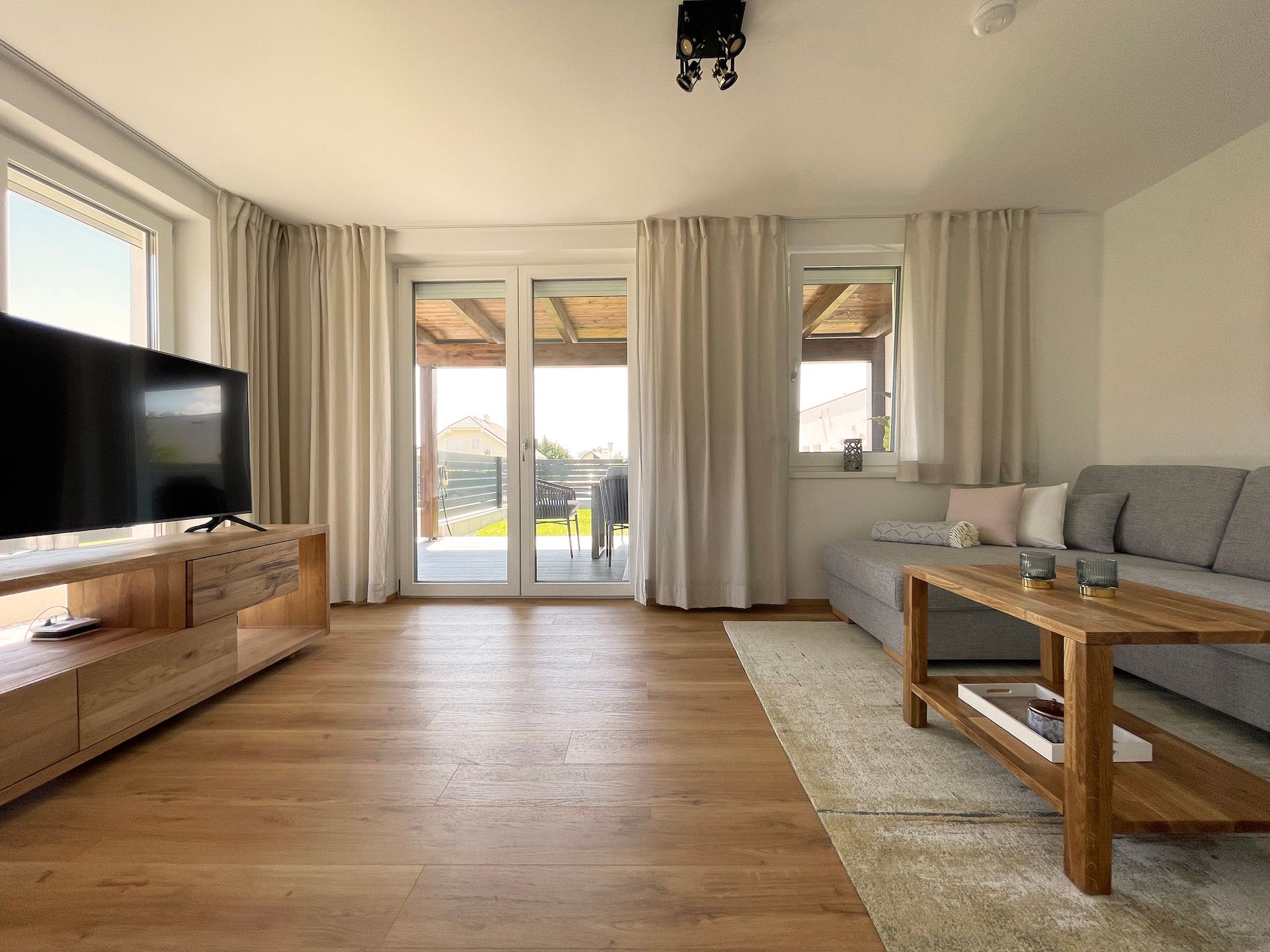 Wohnzimmer mit Zugang zur Terrasse
