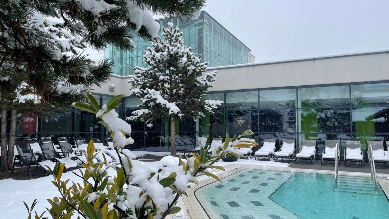 Au&szlig;enbereich der Therme Linsberg Asia im Winter mit schneebedeckten B&auml;umen und Pool.