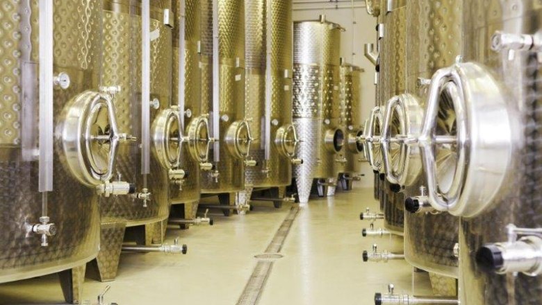 Moderne Weinfässer nebeneinander.