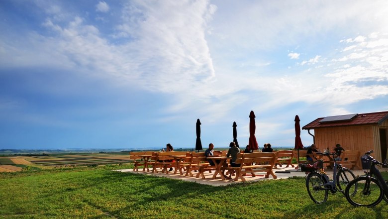 Einkehr bei der Radlerrast beim Urlauberkreuz, &copy; Weinstra&szlig;e Weinviertel