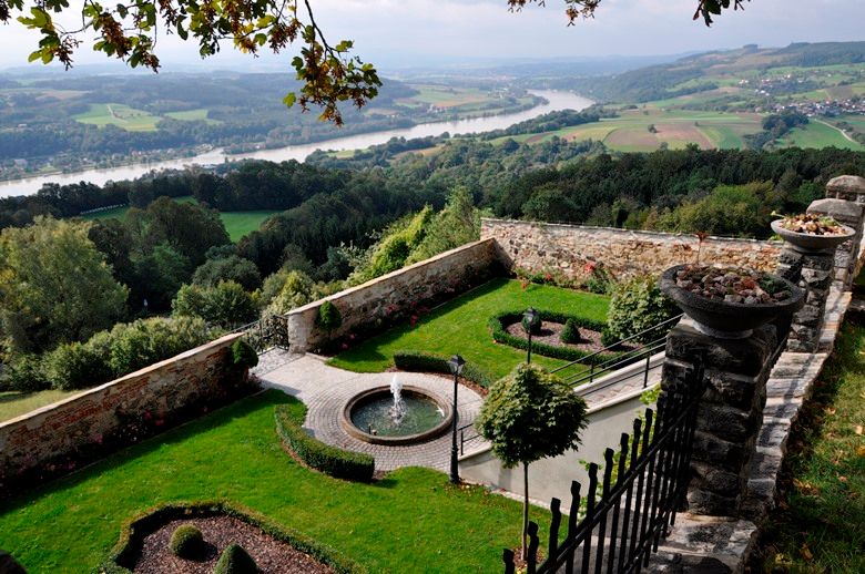 Garten mit Brunnen und Blick auf die Donau.