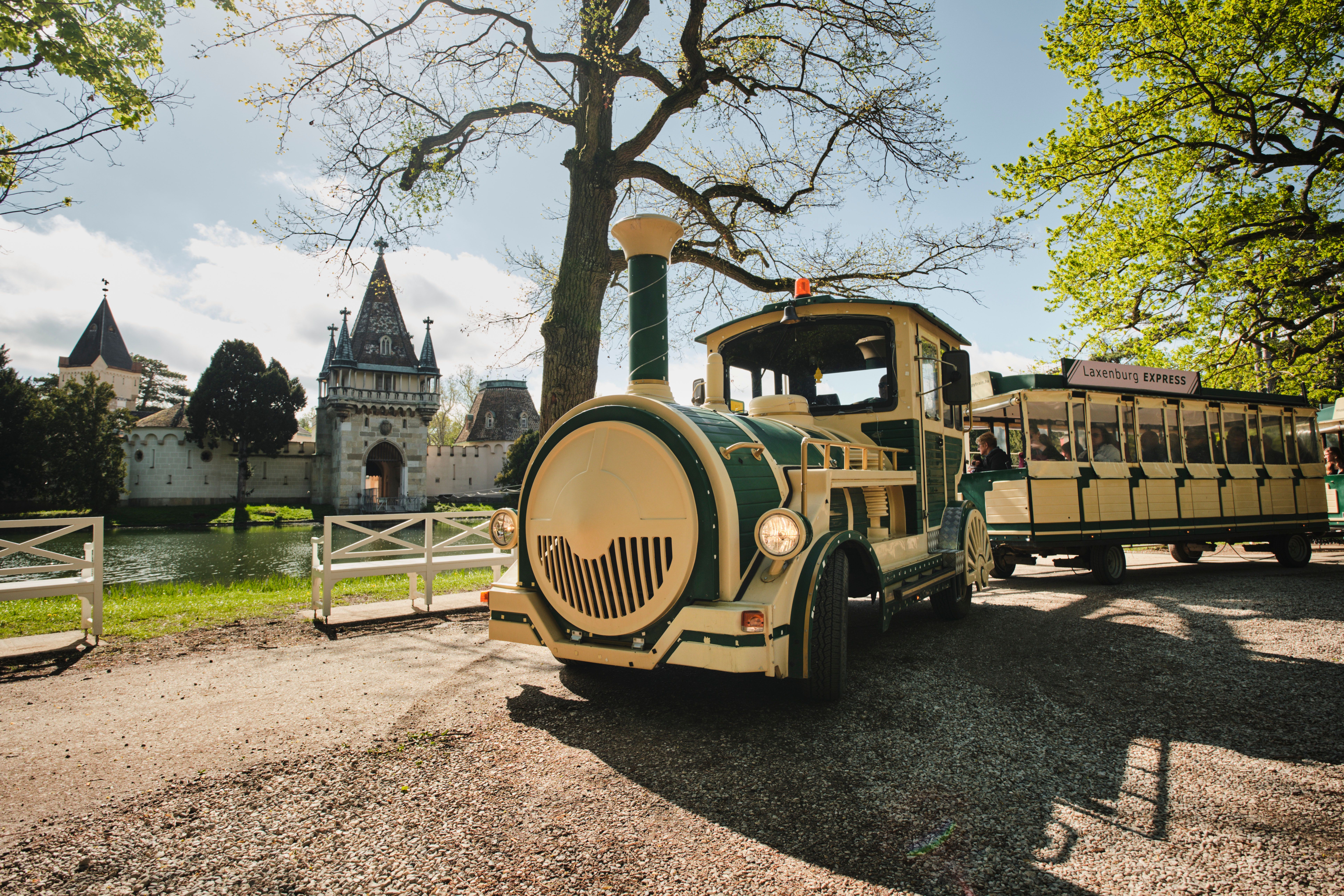 Zug im Schlosspark Laxenburg