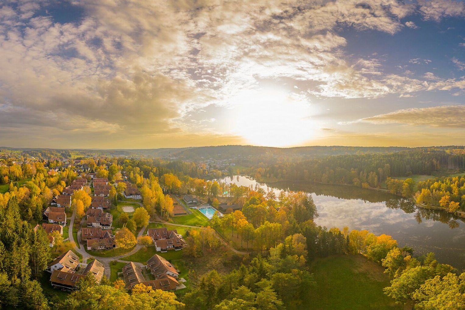 Die sanften Hügel und das glitzernde Wasser laden zu unvergesslichen Erlebnissen in der Natur ein. Bunte Blätter der Bäume spiegeln den Zauber des Herbstes wider und schaffen eine harmonische Kulisse für entspannte Tage im Freien. Hier, wo die Ruhe der Landschaft auf die Freude am Entdecken trifft, wird jeder Moment zum Genuss.
