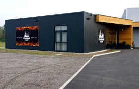 Außenansicht eines modernen Gebäudes mit Fireland Foods Logo und Slogan.