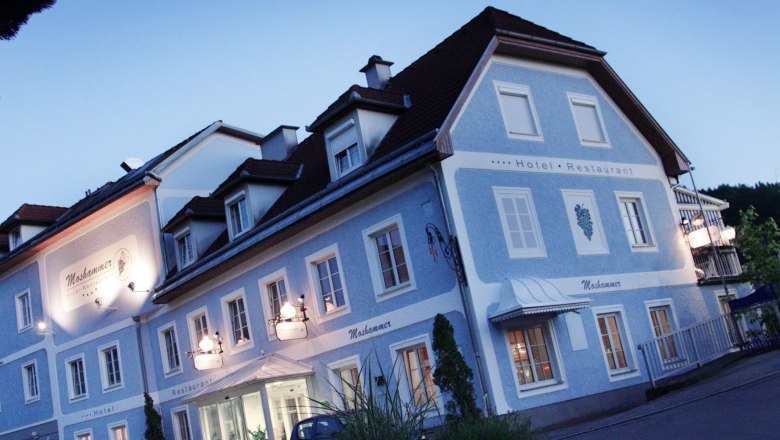 Au&szlig;enansicht des Landgasthofs Moshammer bei D&auml;mmerung.
