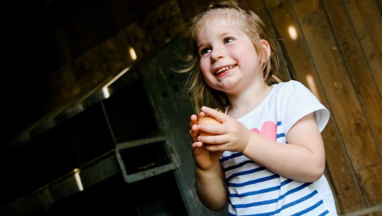 kerndlerhof_kind_mit_ei_-schwarz-koenigat, &copy; Doris Schwarz-Koenig