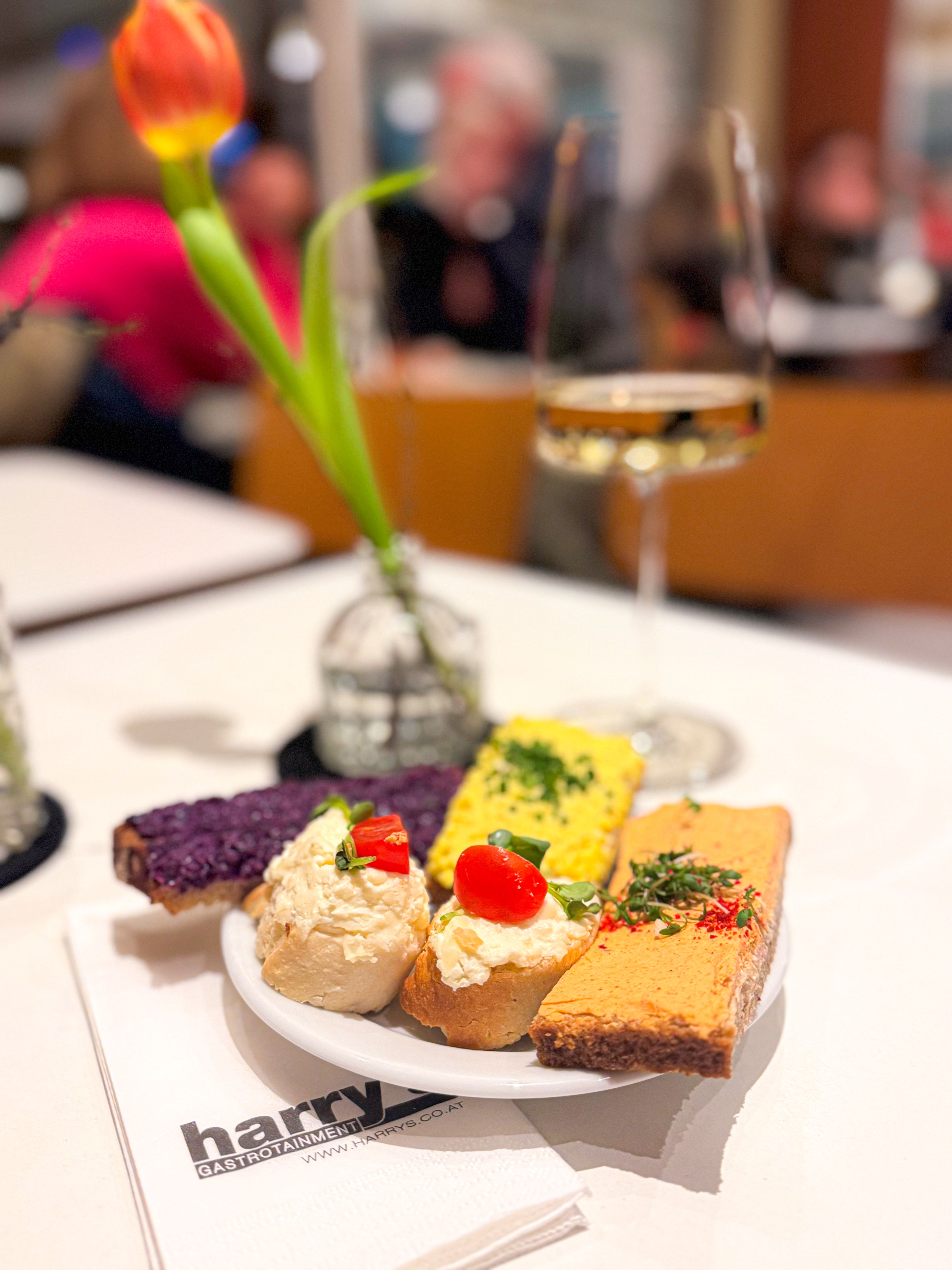 Brötchen mit verschiedenen Aufstrichen