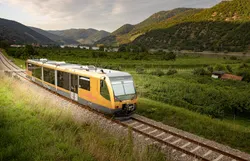 Die Wachaubahn schlängelt sich malerisch durch die sanften Hügel und Weinberge, während die Sonne sanft über die Landschaft strahlt. Die frische Luft und der Duft von blühenden Wiesen laden dazu ein, die Schönheit der Natur zu genießen und die Seele baumeln zu lassen.