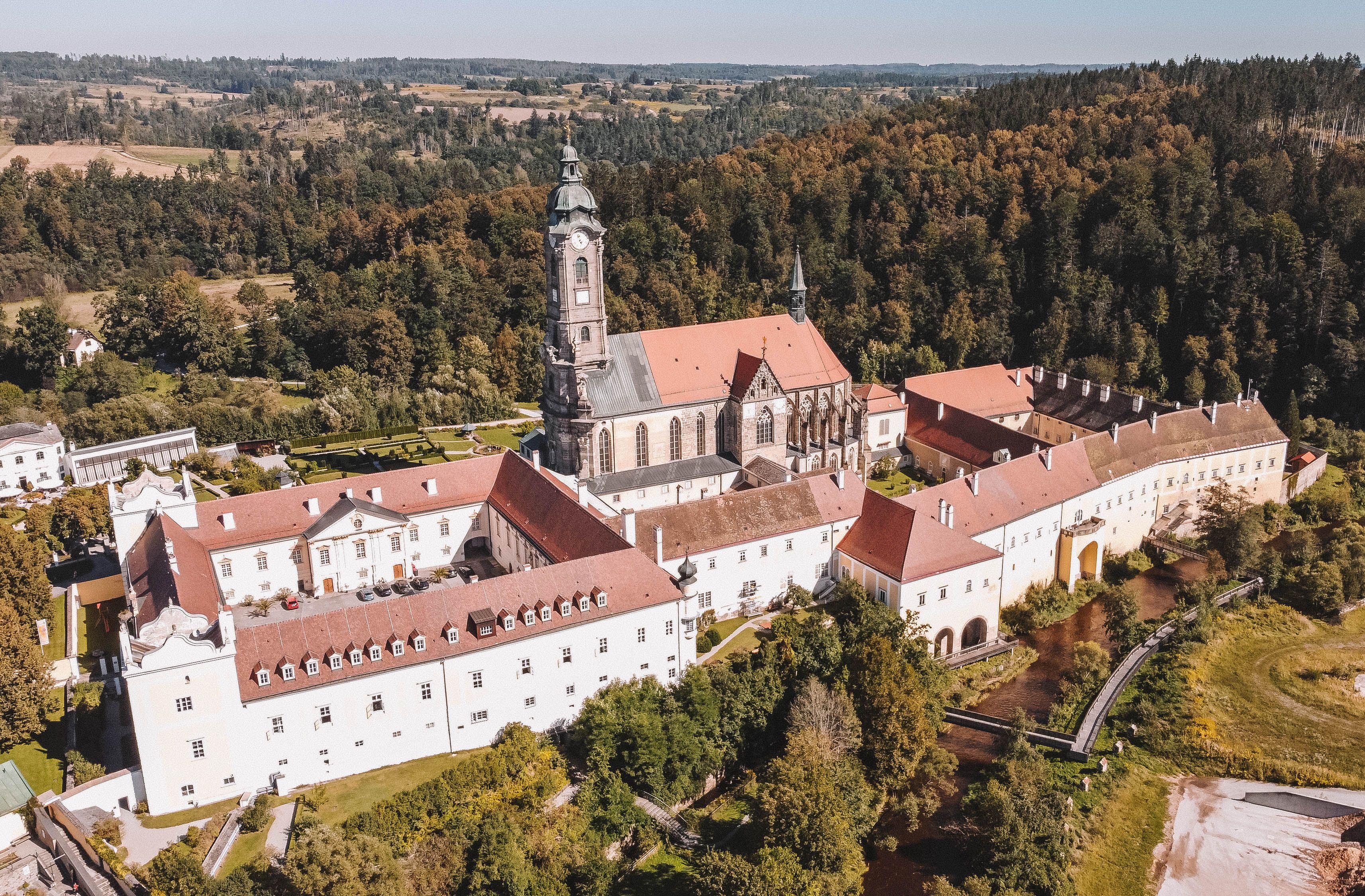 Kirche inmitten von Bäumen und blauem Himmel.