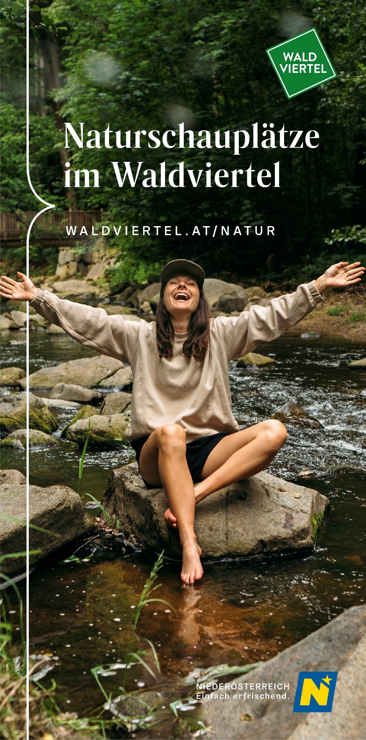 Coverbild: Person sitzt auf einem Felsen in einem Bach, lacht herzlich und streckt die Hände zu einer Umarmung aus. 