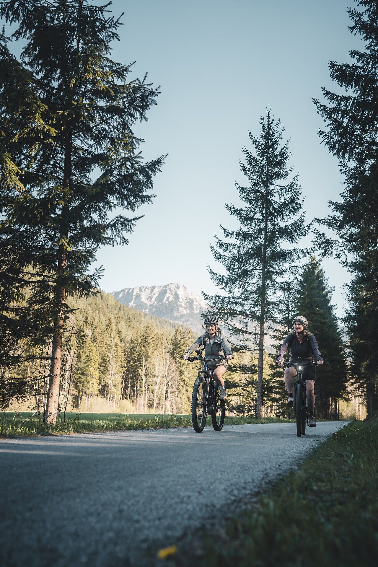 Zwei Radfahrerinnen fahren auf einem ebenen Abschnitt des Traisental-Radwegs.