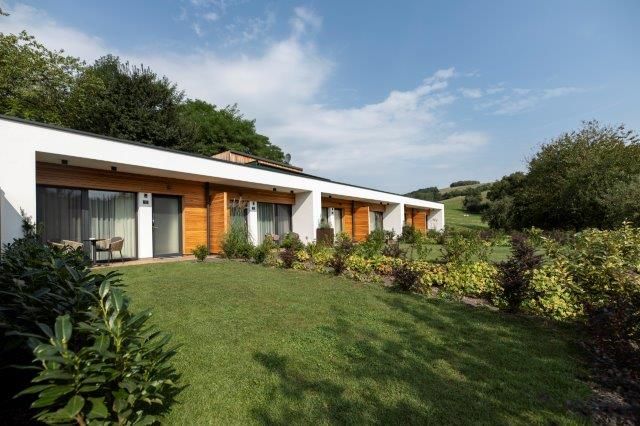 Modernes Gästehaus mit Garten und Terrasse.
