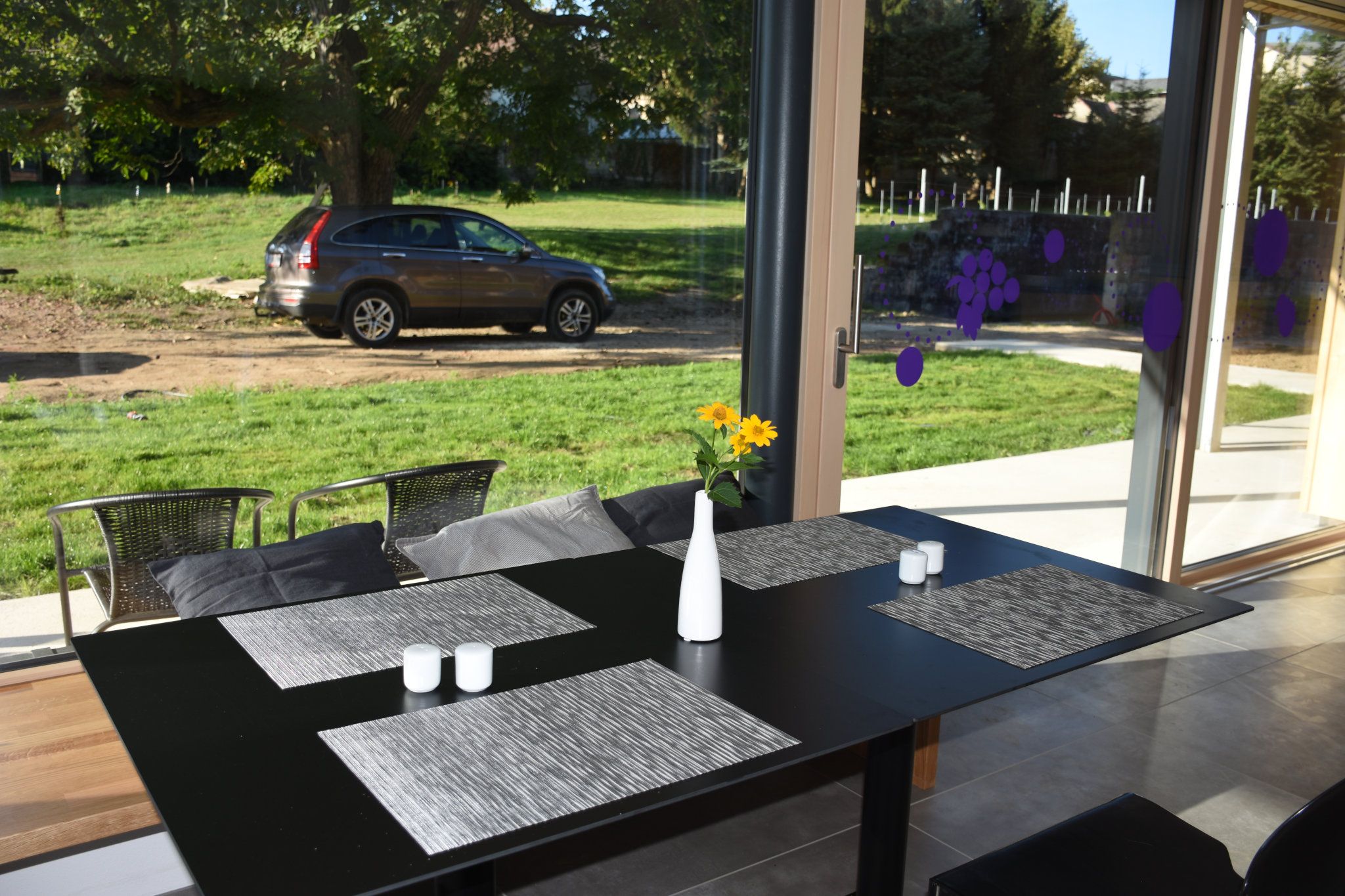 Gedeckter Tisch im Frühstücksraum.