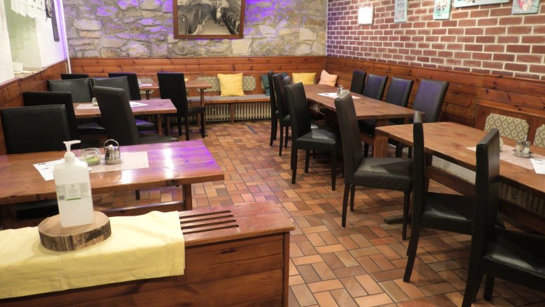 St&uuml;berl mit Tischen im Stadtwirt Windisch, Mannersdorf/Leithagebirge