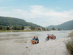 Radfahrer an der Donau Kramesau Neustift Blick auf Engelhartszell, &copy; WGD Donau Ober&ouml;sterreich Tourismus GmbH